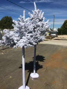 Décoration avec des sapins sur pieds hauteur variables differentes couleurs possible