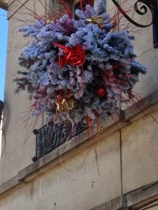 boule-sapin-branche-nordmann-enneigé